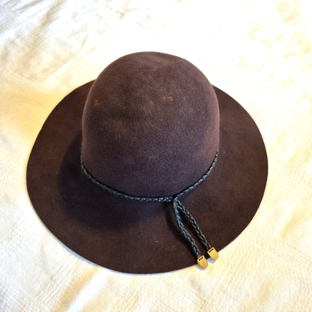 Bobbles & Lace Women's One Size brown 100% wool hat, ribbon adjustment NWT